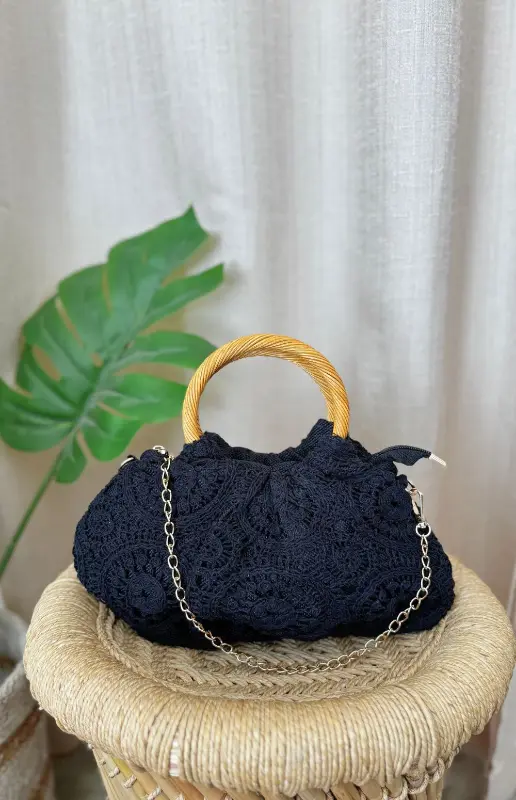 CROCHET HANDBAG WITH WOODEN HANDLE