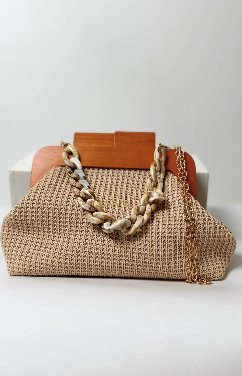 CLUTCH WITH WOODEN HANDLE