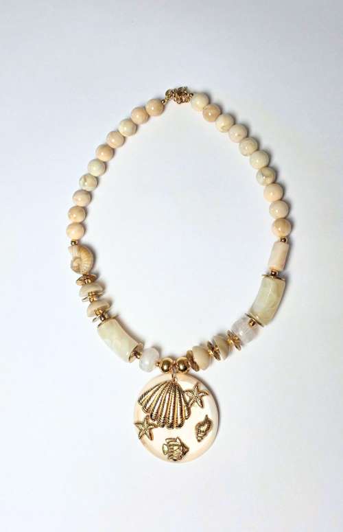 STATEMENT NECKLACE WITH ROUND PENDANT