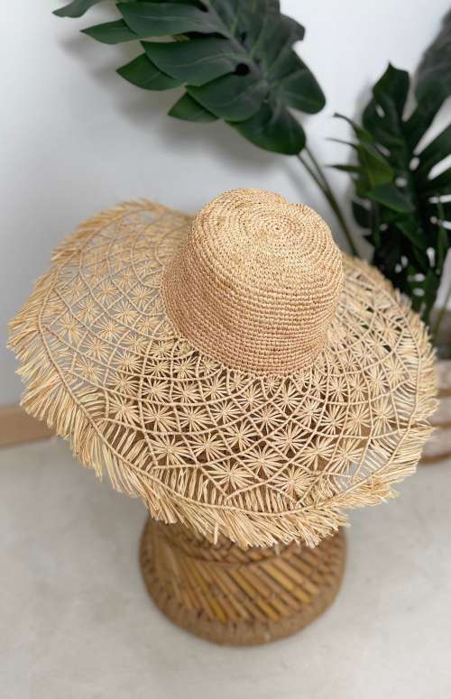RAFFIA HAT WITH BRIM DESIGN