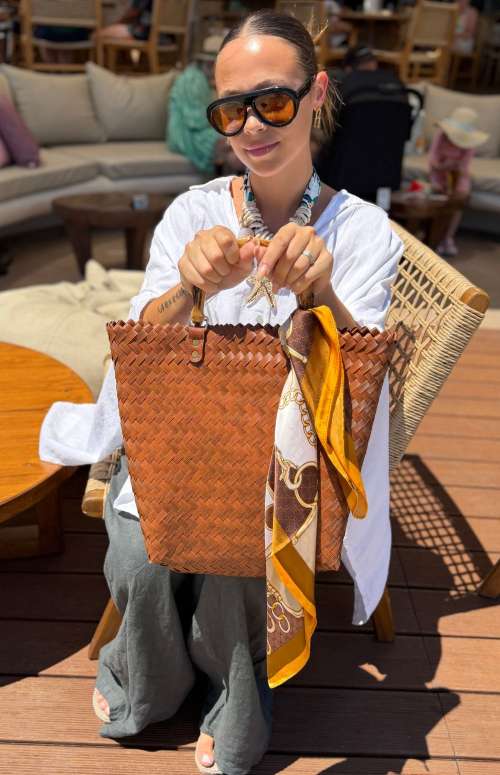 WOVEN BAG WITH WOODEN HANDLE