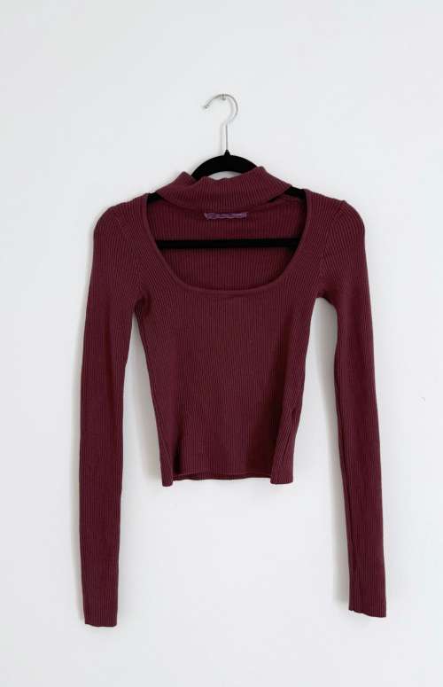 RIBBED KNIT LONG SLEEVE TOP WITH CUT OUT