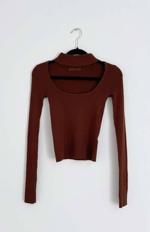RIBBED KNIT LONG SLEEVE TOP WITH CUT OUT