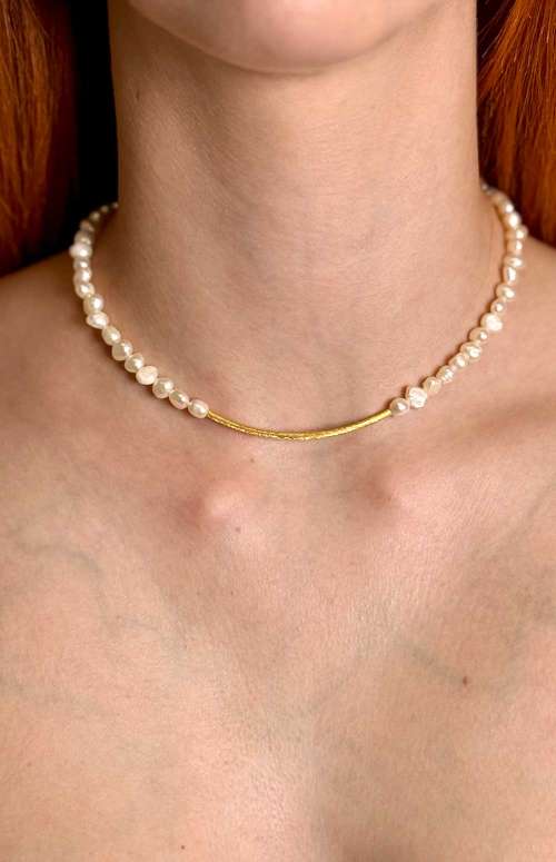 FRESH WATER PEARL NECKLACE WITH GOLD DETAIL