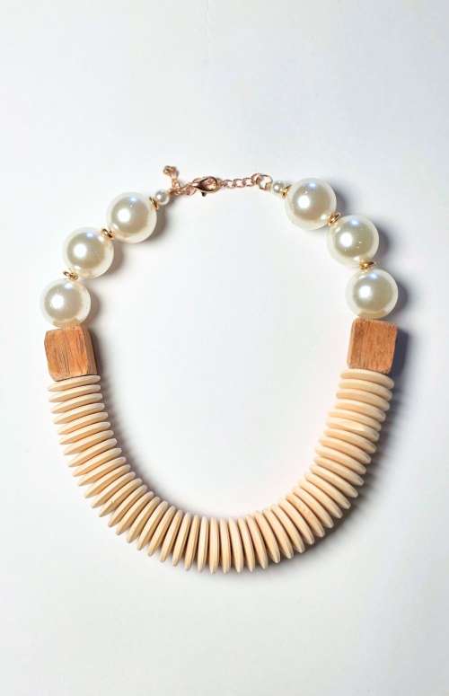 CHUNKY PEARL AND WOODEN BEAD STATEMENT NECKLACE