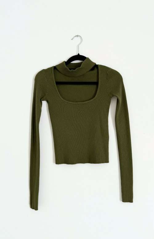 RIBBED KNIT LONG SLEEVE TOP WITH CUT OUT