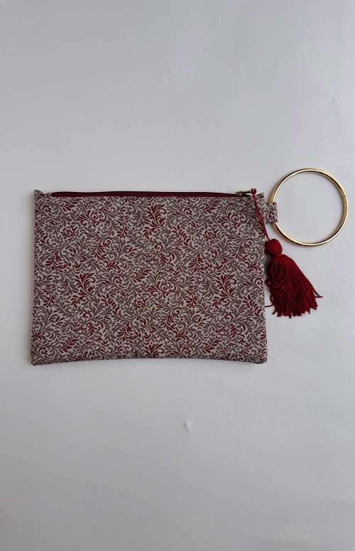 CLUTCH WITH HOOP