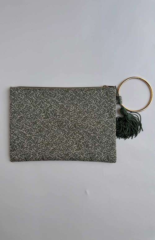 CLUTCH WITH HOOP