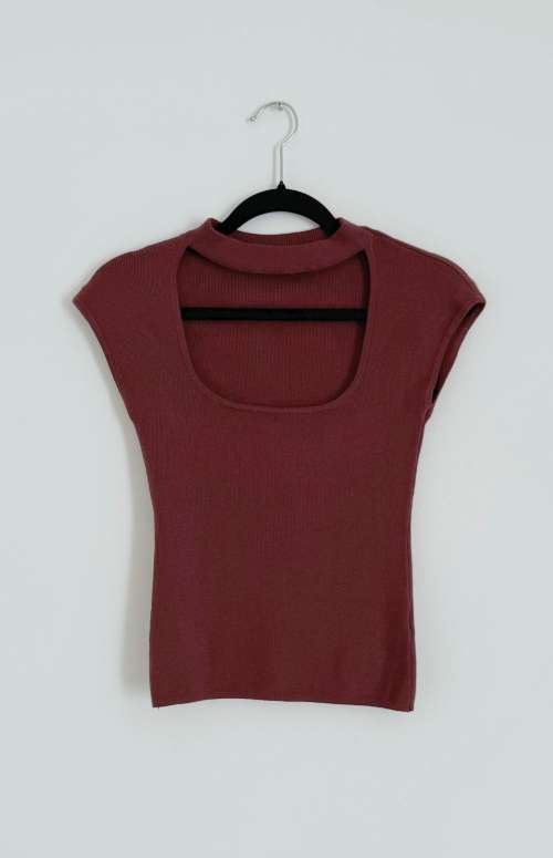 KNIT TOP WITH CUT OUT