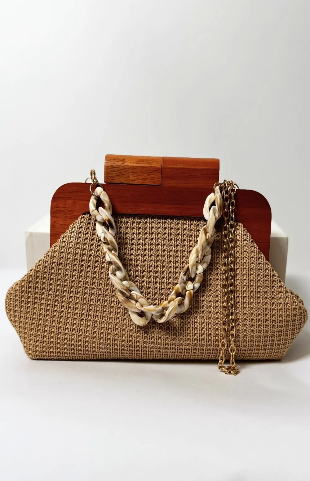 CLUTCH WITH WOODEN HANDLE