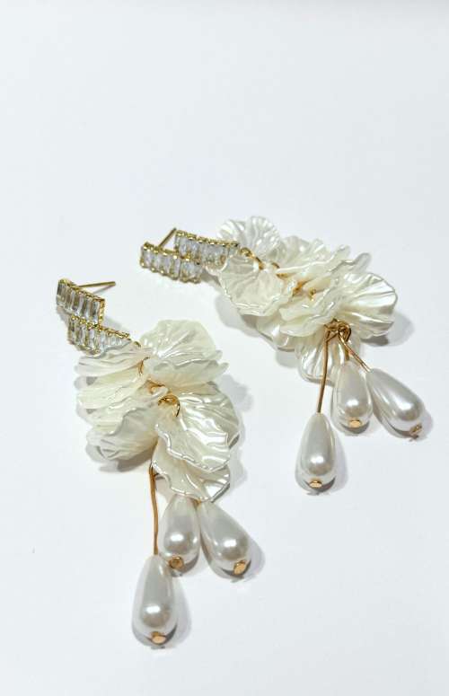 SHELL TASSLE EARRINGS WITH PEARL TEARDROPS