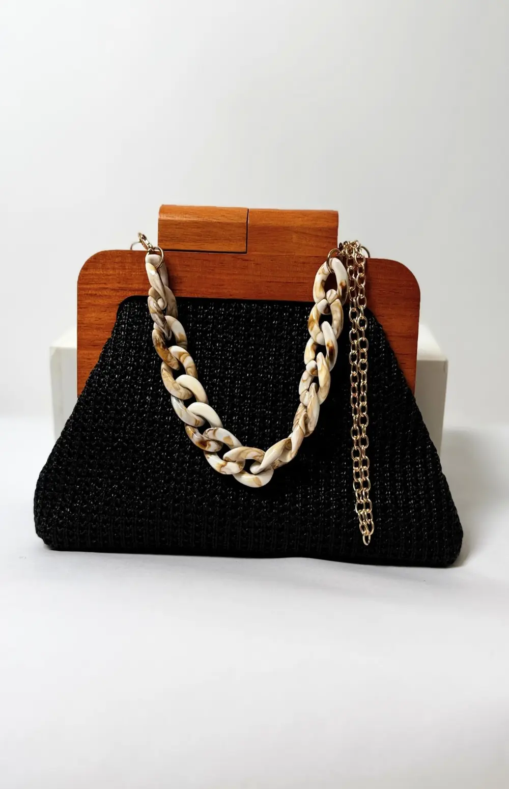 CLUTCH WITH WOODEN HANDLE