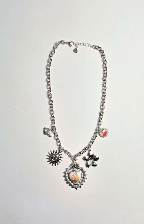 CHARM NECKLACE WITH FLORAL HEART