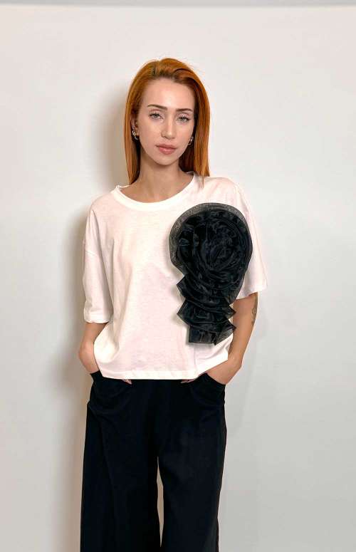 T-SHIRT WITH BLACK FLOWER