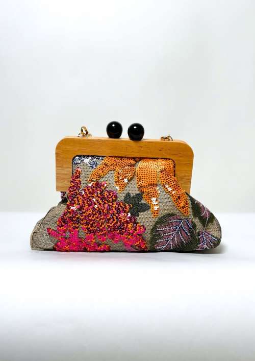 CLUTCH WITH WOODEN HANDLE