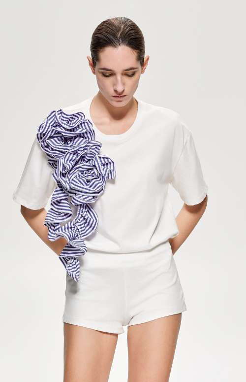 T-SHIRT WITH FLOWER DETAIL
