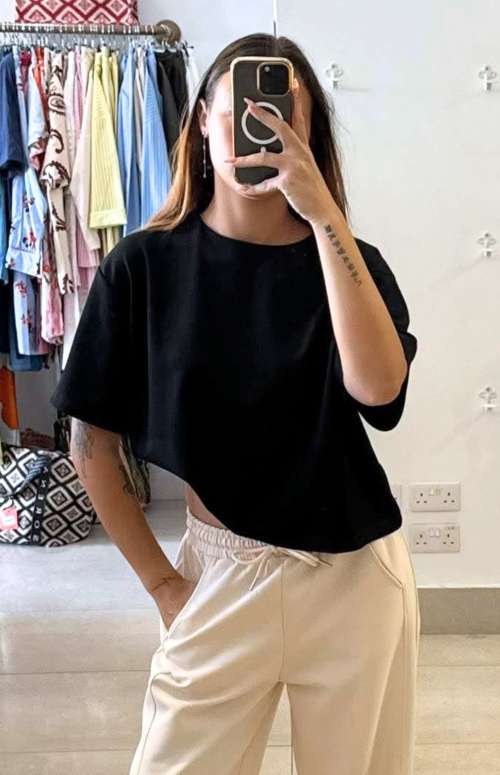 SHORT SLEEVED TOP