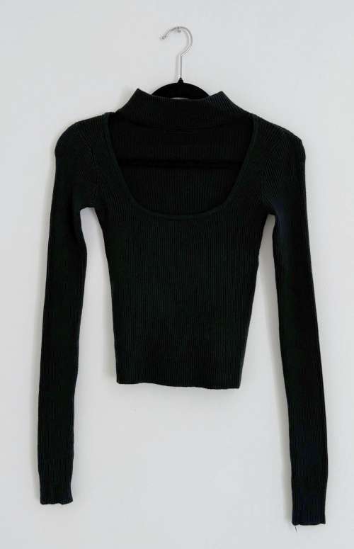 RIBBED KNIT LONG SLEEVE TOP WITH CUT OUT