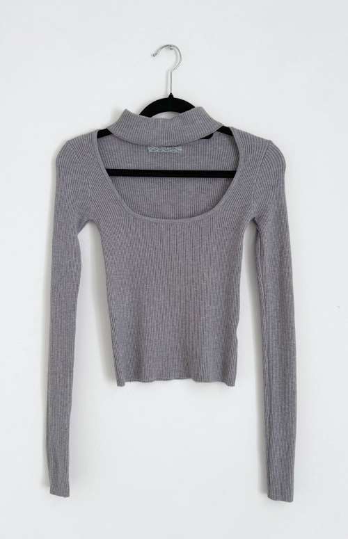 RIBBED KNIT LONG SLEEVE TOP WITH CUT OUT