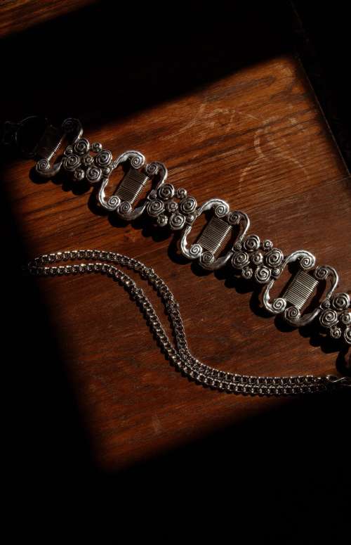 SOLANGE BELT | BUCKLED EMBELLISHED CHAIN