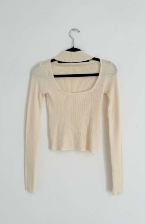 RIBBED KNIT LONG SLEEVE TOP WITH CUT OUT