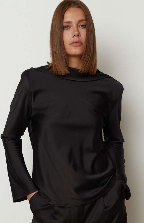 SLEEK DRAPPING BLOUSE