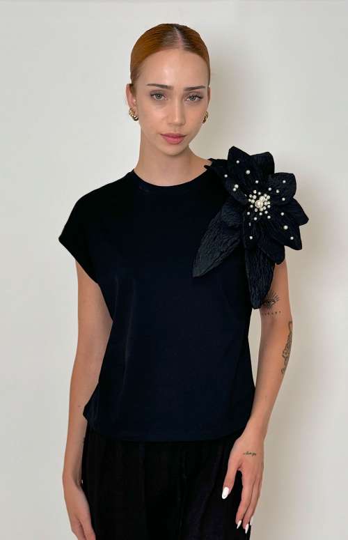 T-SHIRT WITH FLOWER | BLACK