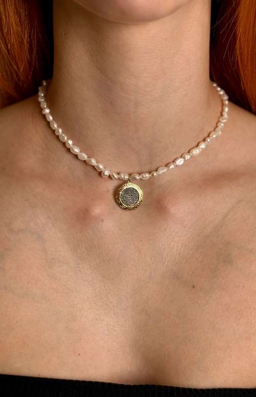 FRESH WATER PEARL NECKLACE WITH MEANDER PHAISTOS DISC
