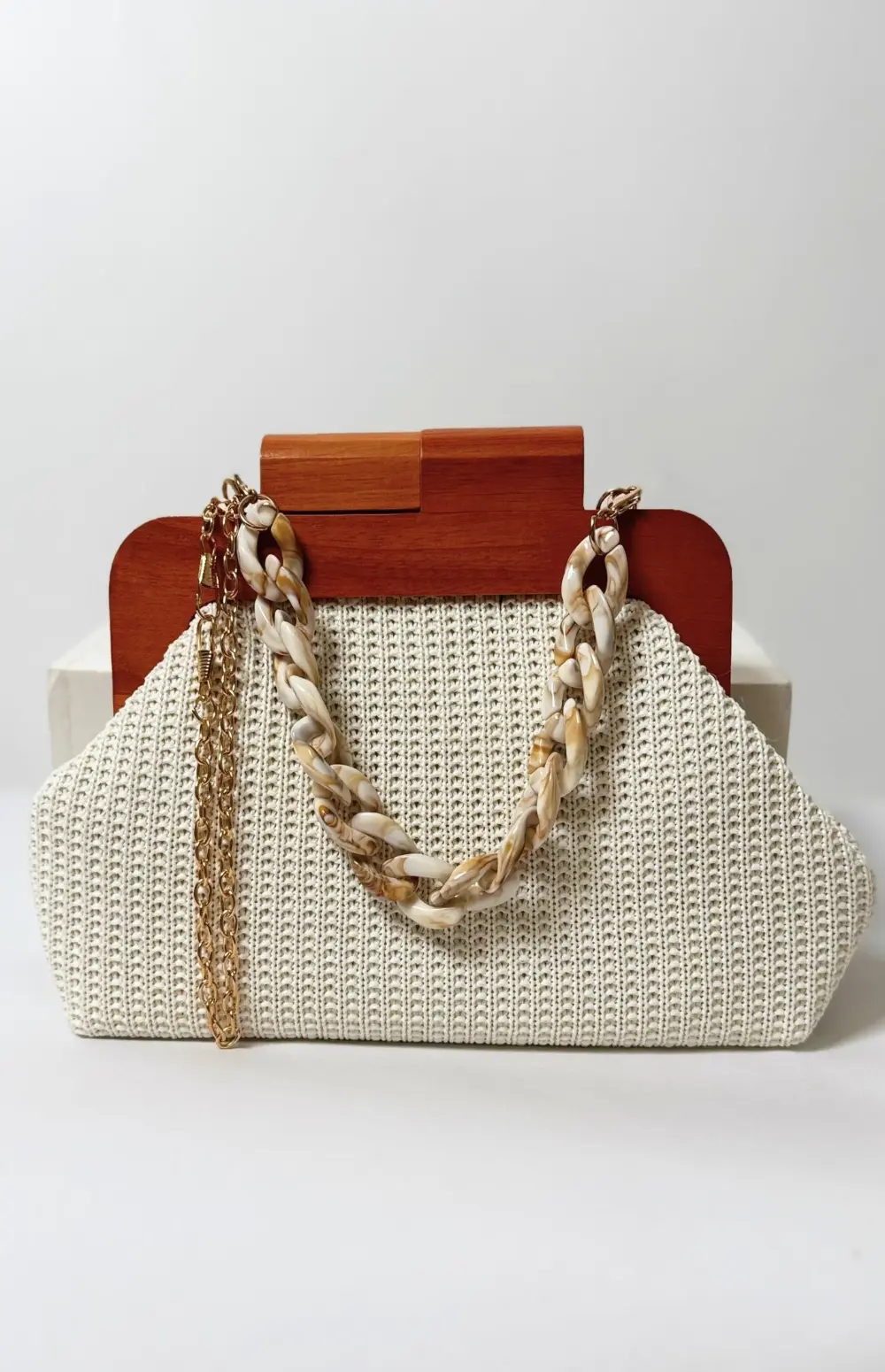 CLUTCH WITH WOODEN HANDLE