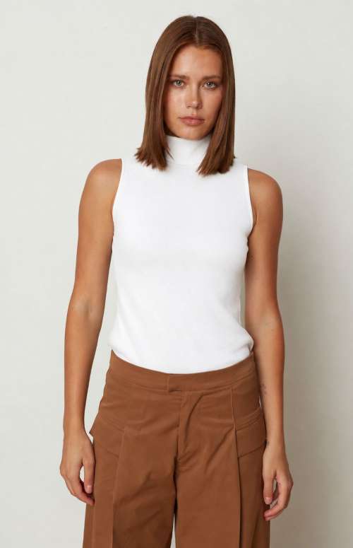 SLEEVELESS TURTLENECK